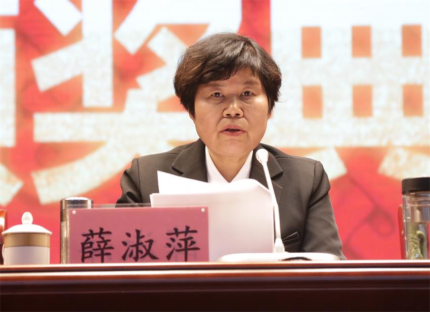 集團(tuán)黨委常委、徐州市樹恩中學(xué)總校長薛淑萍同志宣讀表彰決定